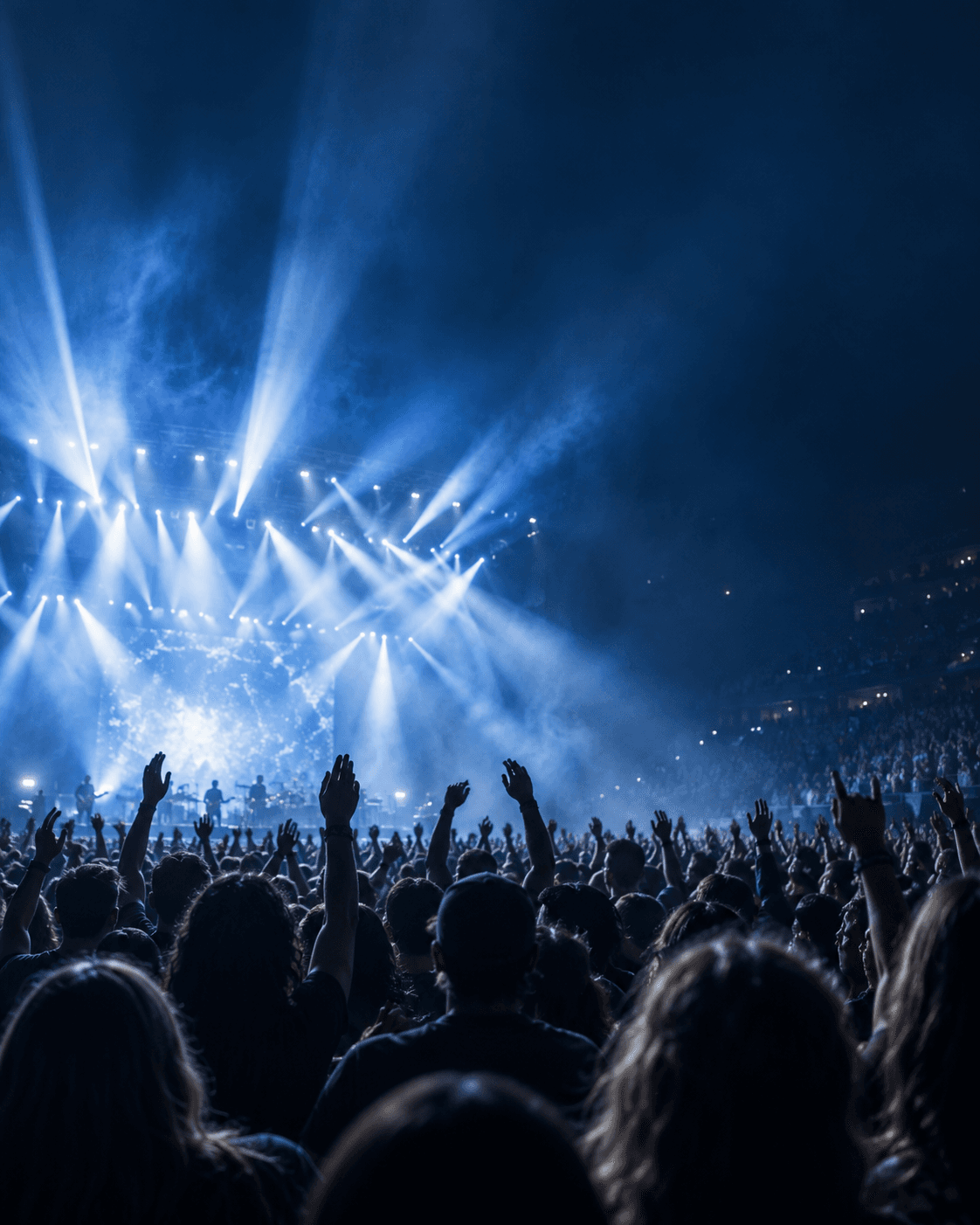Público en un concierto bajo luces azules